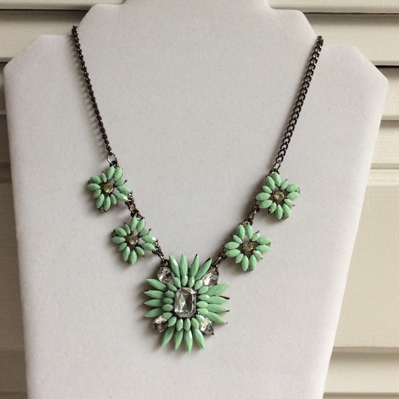 Statement Necklace w/Mint Green Flowers & Stones. - Picture 2 of 8